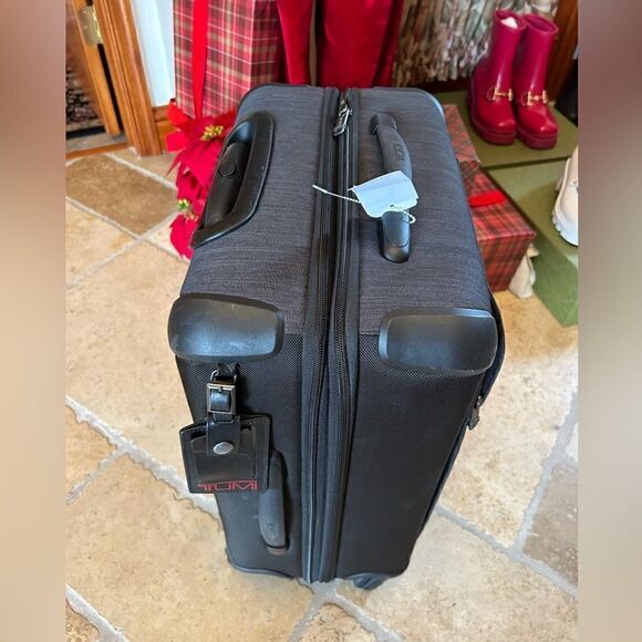 SOLD!!!!!!!!!!        Tumi international spinner carry-on suitcase - Picture 1 of 15